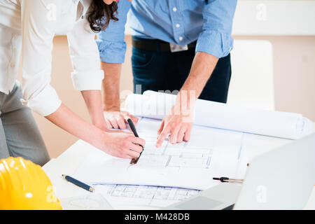 La discussion des plans de construction au bureau d'architectes Banque D'Images