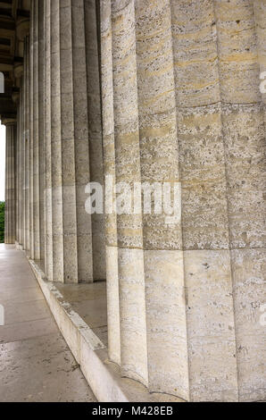 Les Colonnades le long du Hall of Fame de Walhalla Donaustauf près de Regensburg, Bavière, Allemagne. Banque D'Images