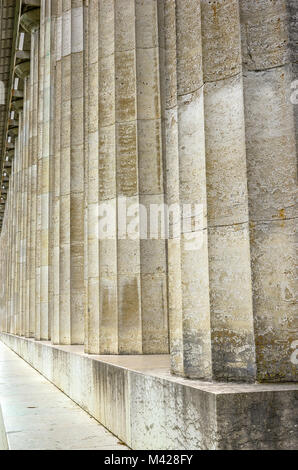 Les Colonnades le long du Hall of Fame de Walhalla Donaustauf près de Regensburg, Bavière, Allemagne. Banque D'Images