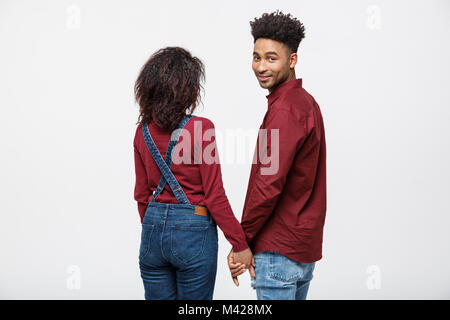 Portrait young couple holding hands afro-américain isolé sur fond blanc Banque D'Images