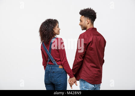 Portrait young couple holding hands afro-américain isolé sur fond blanc Banque D'Images