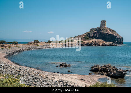 La tour de guet de la péninsule de Nora. Célèbre site archéologique près de Cagliari, Sardaigne, Italie. Banque D'Images