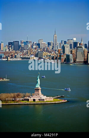 United States. USA. New York. New Jersey. Vue aérienne de la Statue de la liberté sur Liberty Island (l'Unesco, Patrimoine Mondial de l'UNESCO) et les toits de Manhattan. Banque D'Images