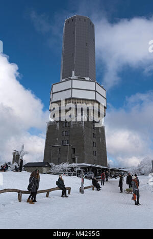 Les touristes d'hiver sur le plateau d'en face de la tour de télécommunication Feldberg, Hesse, Allemagne Banque D'Images