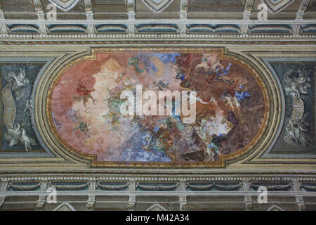 Peinture de plafond par l'Italien Pietro Bardellino peintre rococo dans le Salone della Meridiana au Palazzo deli Studi, maintenant a servi comme le Musée Archéologique National de Naples, Campanie, Italie. La grande fresque au plafond glorifiant le roi Ferdinand IV de Naples et son épouse Marie-Caroline d'Autriche a été créé en 1781 pour décorer la salle conçue par l'architecte italien Giovanni Antonio Medrano. Banque D'Images