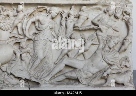 Artémis et Endymion. Sarcophage romain en marbre du 2ème siècle sur l'affichage dans le Musée Archéologique National de Naples, Campanie, Italie. Banque D'Images