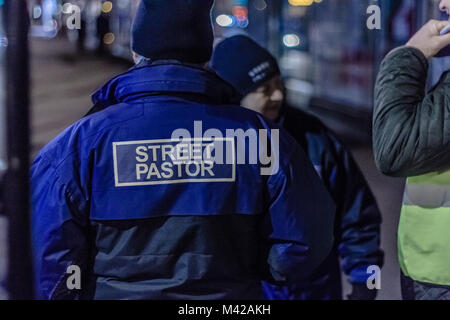 Pour les bénévoles de la communauté chrétienne de bienfaisance axées sur les Pasteurs de rue, de nuit à Torquay, Torbay, dans le Devon. En 2018. Banque D'Images