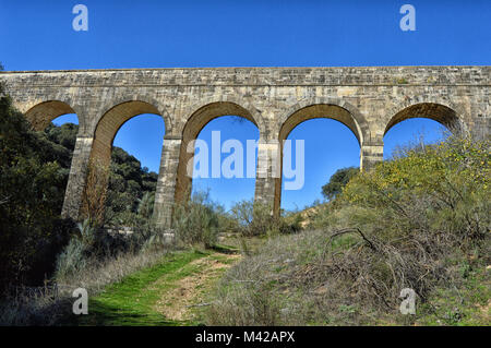 Un aqueduc en pierre du xixe siècle, dans la campagne à San Agustin de Guadalix près de Madrid. Espagne Banque D'Images