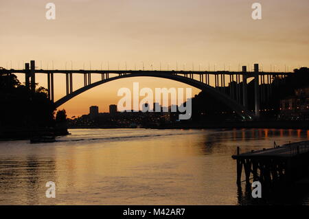 Pont Arrabida sur le Douro de nuit à Porto. Portugal Banque D'Images