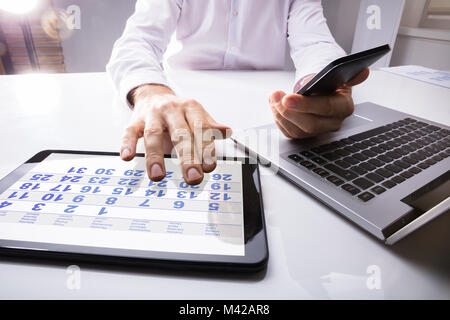 Close-up de l'homme d'affaires à l'aide de la main de calendrier sur tablette numérique et la tenue sur le pont Mobilephone Banque D'Images