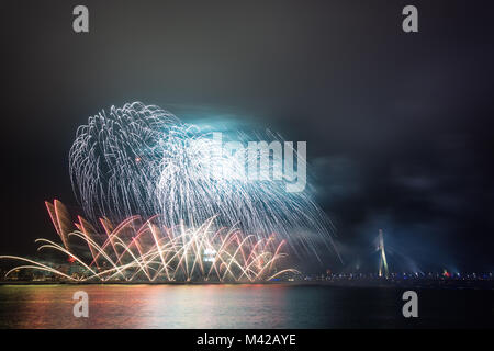 RIGA, Lettonie - janvier 01, 2014 : nouvelle année d'artifice à Riga. Riga, la capitale et la plus grande ville de la Lettonie. Banque D'Images