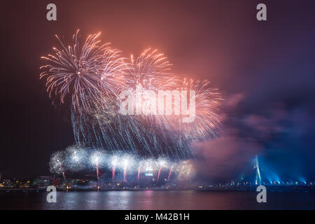 RIGA, Lettonie - janvier 01, 2014 : nouvelle année d'artifice à Riga. Riga, la capitale et la plus grande ville de la Lettonie. Banque D'Images