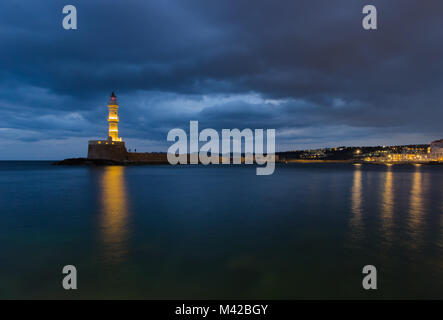 Le célèbre phare sur le vieux port vénitien de la Canée Banque D'Images