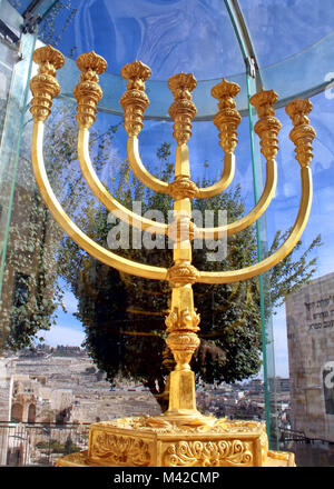 L'Institut du Temple menorah d'or se tient sous plexiglas dans le quartier juif de la vieille ville de Jérusalem. Banque D'Images