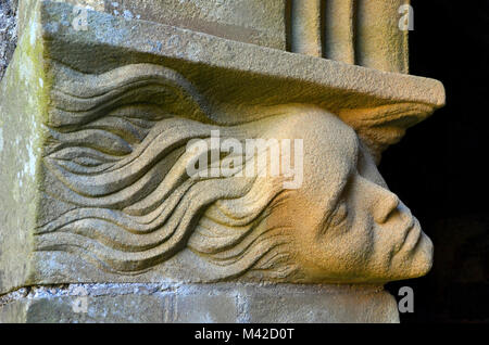 Sculpture en pierre de sable d'un visage incorporé dans l'Arcades du cloître de l'abbaye d'Iona, Banque D'Images