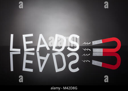 Aimant fer à cheval blanc tirant Lettre conduit sur fond gris Banque D'Images