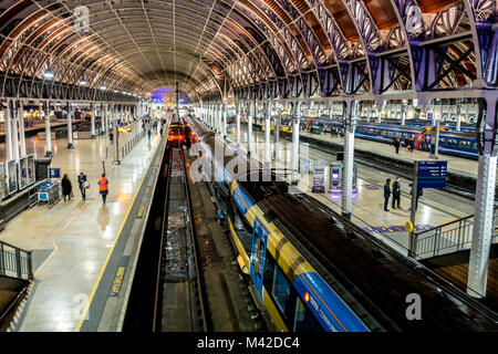 Les trains d'attente à la plate-forme à la gare de Paddington à Londres, Royaume-Uni Banque D'Images