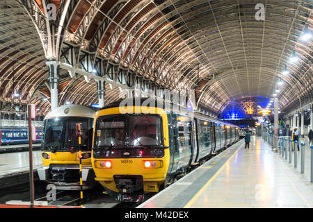 Les trains d'attente à la plate-forme à la gare de Paddington à Londres, Royaume-Uni Banque D'Images