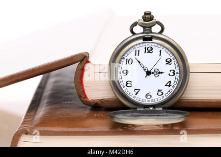 Ancienne montre de poche avec de vieux livres sur fond blanc Banque D'Images