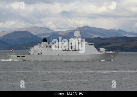 Le HNLMS de Ruyter (F804), une frégate de classe Zeven Provincien exploités par la Marine royale néerlandaise, arrivant pour l'exercice Joint Warrior 17-2. Banque D'Images