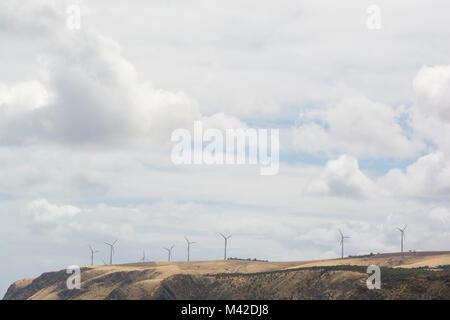 Cape Jervis, Australie du Sud, Australie - 2 décembre 2017 : avec les éoliennes produisant de l'électricité sur le haut de la falaise côtière Banque D'Images