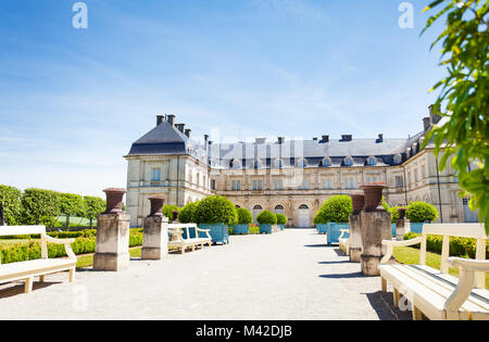 Façade du château de Champlitte et orangerie en été, France Banque D'Images