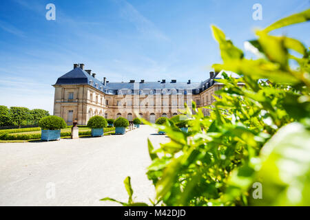 Champlitte château et son jardin en été, France Banque D'Images