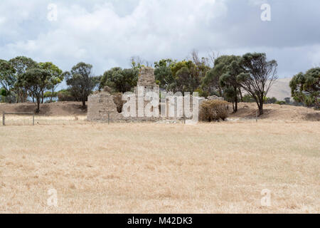 Cape Jervis, Australie du Sud, Australie - 2 décembre 2017 : old homestead ruines dans un champ aléatoire. Banque D'Images