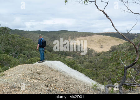 Silverton, Australie du Sud, Australie - décembre 2, 2017 : l'homme debout à la lisière d'un Lookout dans le site de l'Talisker S Banque D'Images