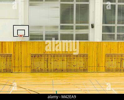 Panier de basket-ball sur le mur. Vide de basket-ball. La salle de sport de l'école Banque D'Images