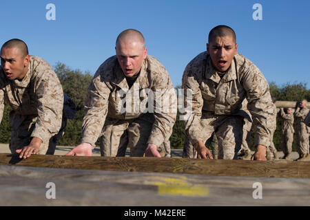 En Recrutement de la compagnie Kilo, 3e Bataillon d'instruction des recrues, effectuer des exercices de journal au Marine Corps Recruter Depot San Diego, le 22 janvier. Chaque exercice a aidé à élaborer des recrues endurance cardiovasculaire et préparer de futures activités physiques. Chaque année, plus de 17 000 hommes recrutés dans la région de recrutement de l'Ouest sont formés à MCRD San Diego. La Compagnie Kilo est prévue pour mars 16 diplômés. Banque D'Images