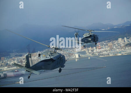 HIROSHIMA, JAPON (janv. 25, 2018) La Marine américaine MH-60R et MH-60S hélicoptères Seahawk, affecté à l'Escadron d'hélicoptères grève maritime (HSM) 51 et d'hélicoptères de combat de la mer (HSC) de l'Escadron 25 rendezvous au large de Hiroshima après une grève de la coordination et de reconnaissance de la mission de formation de Iwakuni Marine Corps Air Station. (U.S. Navy Banque D'Images