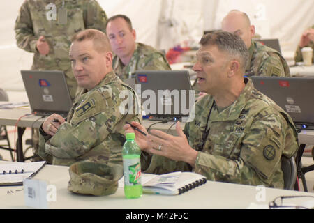 Le brig. Le général Jeffrey Van, général commandant adjoint du Kansas Army National Guard's 35e Division d'infanterie et de mentor principal de l'exercice pour la formation culminant Texas Army National Guard's 28e Division d'infanterie, dirige une discussion lors d'une séance d'information à Fort Hood, au Texas, le 31 janvier 2018. La 28e ID s'apprête à déployer pour le Moyen-Orient, où ils vont prendre plus de la 35e ID's mission actuelle de soutenir les opérations de combat et le théâtre de la coopération en matière de sécurité avec les 17 pays partenaires dans la région. ( Banque D'Images