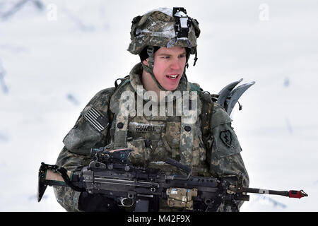 La CPS. Ryan Howell, la Compagnie B, 1er Bataillon, 5e Régiment d'infanterie, 1ère Stryker Brigade Combat Team, 25e Division d'infanterie, les attaques vers l'objectif au cours de l'opération Punchbowl, 6 février 2018, à l'éventail de formation multi-usage sur Joint Base Elmendorf-Richardson. Un suivi sur l'exercice pour l'exercice de déploiement, avec un court préavis et poussée de l'Arctique, Punchbowl admis 1-5 Infantry la possibilité de former un bataillon d'armes combinées exercice de tir réel sur les plages de JBER, près de 350 kilomètres de leur lieu de résidence à Fort Wainwright. (L'Armée Banque D'Images