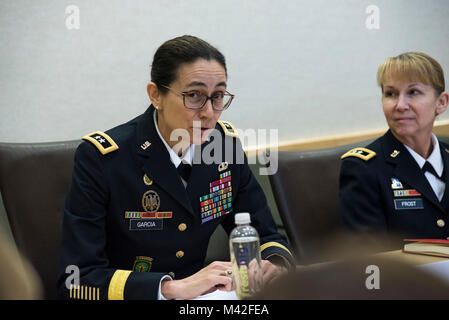 Le général de Marion Garcia, commandant général de la Police militaire, 200e commande partage ses expériences avec des membres du Congrès les délégués et autres officiers généraux au cours de la Table ronde des dirigeants femmes Discussion organisée au Pentagone, 7 février 2018. Des généraux américains ont rencontré des délégués du congrès pour discuter de leurs perspectives de vie que les femmes militaires et l'importance d'avoir accès à tous les Américains de talent qui peut ajouter de la force à la force. (U.S. Réserve de l'armée Banque D'Images