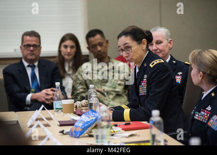 Le général de Marion Garcia, commandant général de la Police militaire, 200e commande partage ses expériences avec des membres du Congrès les délégués et autres officiers généraux au cours de la Table ronde des dirigeants femmes Discussion organisée au Pentagone, 7 février 2018. Des généraux américains ont rencontré des délégués du congrès pour discuter de leurs perspectives de vie que les femmes militaires et l'importance d'avoir accès à tous les Américains de talent qui peut ajouter de la force à la force. (U.S. Réserve de l'armée Banque D'Images