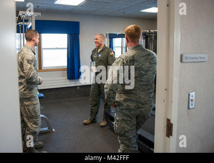 Le major-général Thomas Bussière, Eighth Air Force, commandant une installation d'alerte missiles tours salle d'exercice près de Maxbass, N.D., 7 février 2018. Tout au long de leur visite à la CRG, les membres du chef supérieur Conférence a reçu la visite de l'habitation, cuisine, salle de sport et centre de contrôle de lancement. (U.S. Air Force Banque D'Images