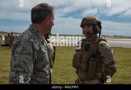 U.S. Air Force Chef de cabinet Le Général David L. Goldfein parle à un membre de la 1re classe James Garcia, un membre de l'équipe incendie affecté à la 736e Escadron des Forces de sécurité, lors d'une visite à Andersen Air Force Base, Guam, le 8 février 2018. La réponse d'aviateurs du 736e ESF fournir premier-dans la protection de la force pour le 36e Groupe d'intervention d'urgence lors de l'ouverture de la base aérienne, les impondérables et les opérations d'aide humanitaire dans tout l'Indo-Pacifique zone d'opérations. (U.S. Air Force Banque D'Images