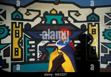 L'Afrique du Sud. Ndebele Mapoch Village, près de Pretoria. peintures murales traditionnelles de tribu Ndebele. Femme avec des vêtements traditionnels. Banque D'Images