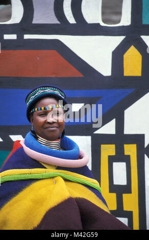 L'Afrique du Sud. Ndebele Mapoch Village, près de Pretoria. peintures murales traditionnelles de tribu Ndebele. Femme avec des vêtements traditionnels. Banque D'Images