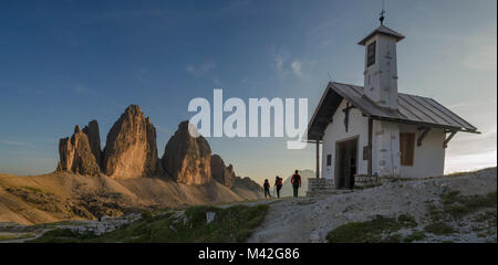 Tre Cime di Lavaredo, Drei Zinnen, Trois Cimes de Lavaredo, Dolomites, Tyrol du Sud, Vénétie, Italie. Les randonneurs au Tre Cime di Lavaredo Banque D'Images