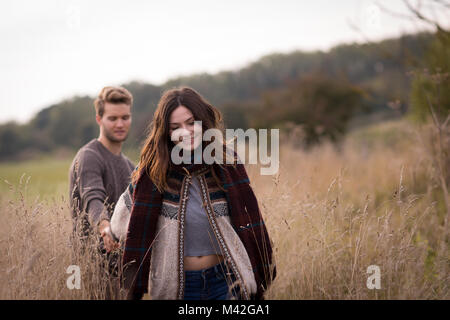 Couple marchant dans un champ de maïs Banque D'Images