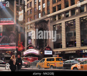 New York , New York, USA. 1 février, 2018. Heureux Couple marchant dans Times Square à midtown Manhattan en hiver avec l'importance des capacités dans Banque D'Images