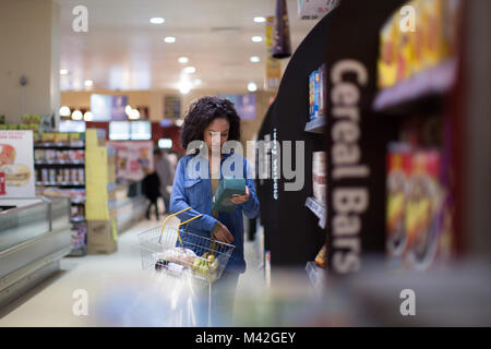 Femme épicerie hebdomadaire Banque D'Images