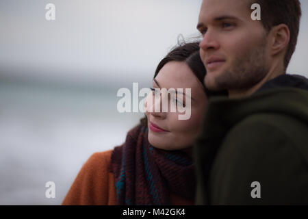 Young adult couple sur la plage d'hiver Banque D'Images