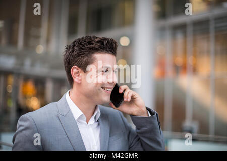 Businessman walking et sur appel Banque D'Images