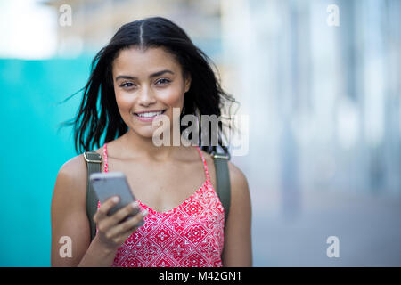 Portrait de jeune adulte et de navettage using smartphone Banque D'Images