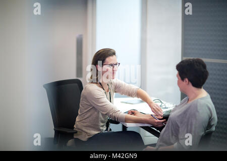 Femme Médecin prenant un surpoids hypertension Banque D'Images