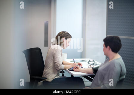 Femme Médecin prenant un surpoids hypertension Banque D'Images