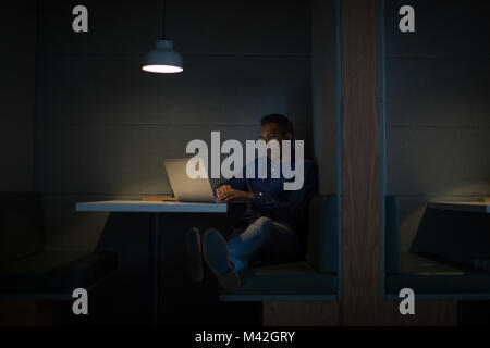 Businessman working tard dans la nuit dans le seul bureau Banque D'Images